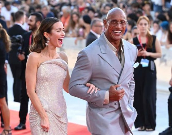 金牛财富 巨石强森久违露面，暴瘦55斤引热议，网友调侃：巨石变鹅卵石